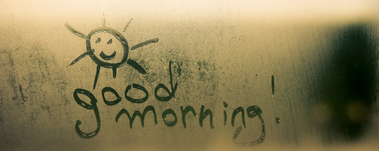 Para między szybami okna – zaparowana szyba z rysunkiem słońca i napisem good morning