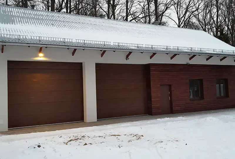 Brązowe bramy segmentowe w garażu z dwoma stanowiskami