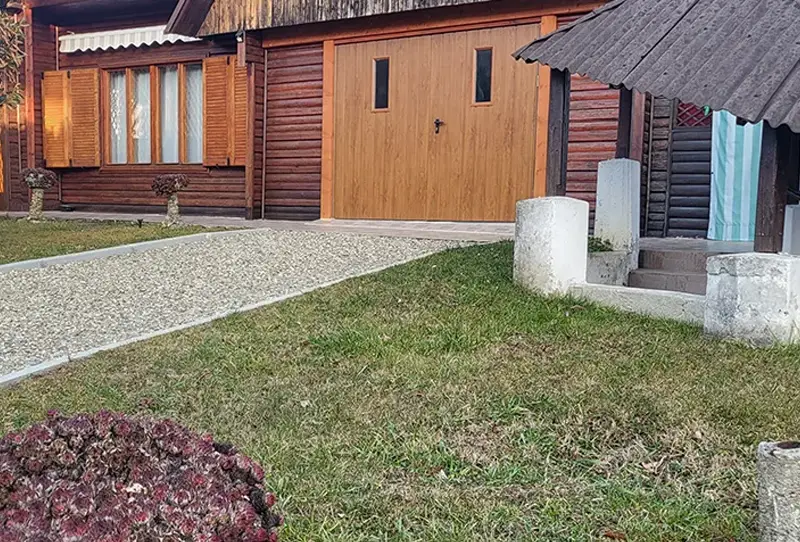 Drewniany garaż z bramą uchylną w kolorze drewna