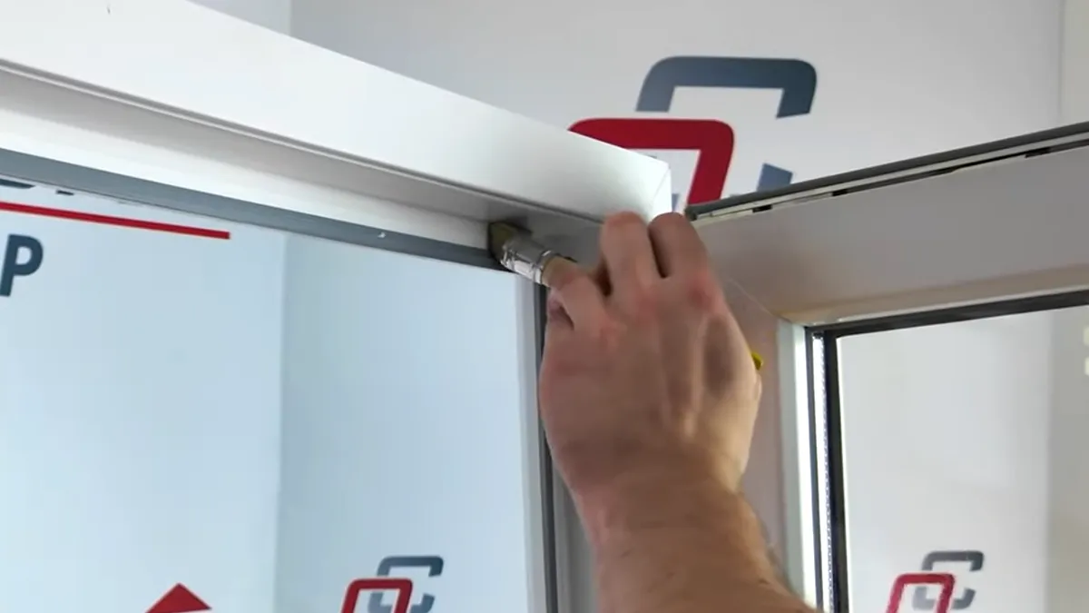 Użycie pędzelka do czyszczenia trudno dostępnych miejsc w oknie