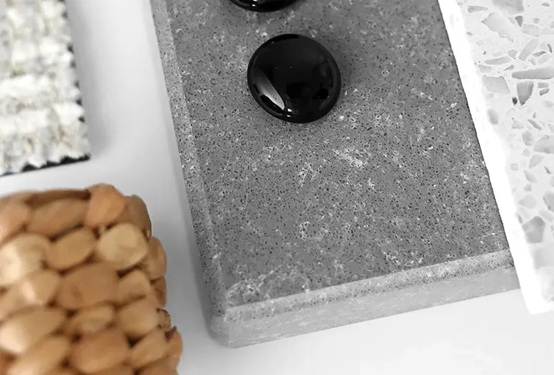 Kot odpoczywający przy aluminiowym oknie &ndash; symbol trwałości, odporności i komfortu, jakie zapewniają profile aluminiowe