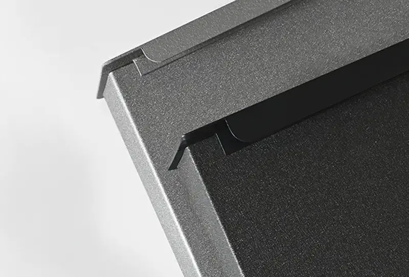 Kot odpoczywający przy aluminiowym oknie &ndash; symbol trwałości, odporności i komfortu, jakie zapewniają profile aluminiowe