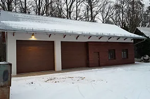 Realizacja dw&oacute;ch bram garażowych segmentowych 
