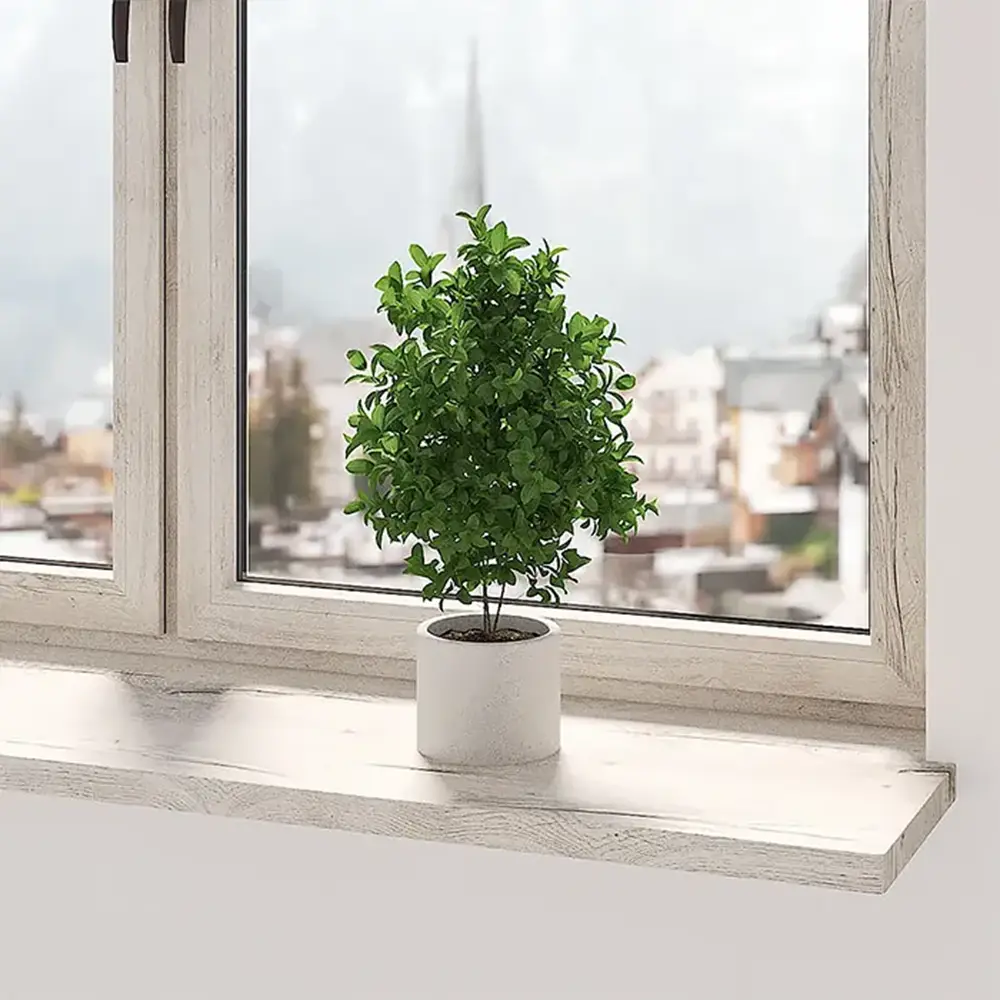 Wewnętrzny parapet MDF w jasnym dekorze drewnopodobnym z doniczką na parapecie, nowoczesne wnętrze z widokiem na zewnątrz.