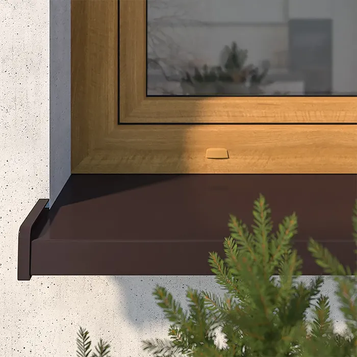Aluminiowy parapet w kolorze brązowym zamontowany pod drewnianym oknem na jasnej elewacji.