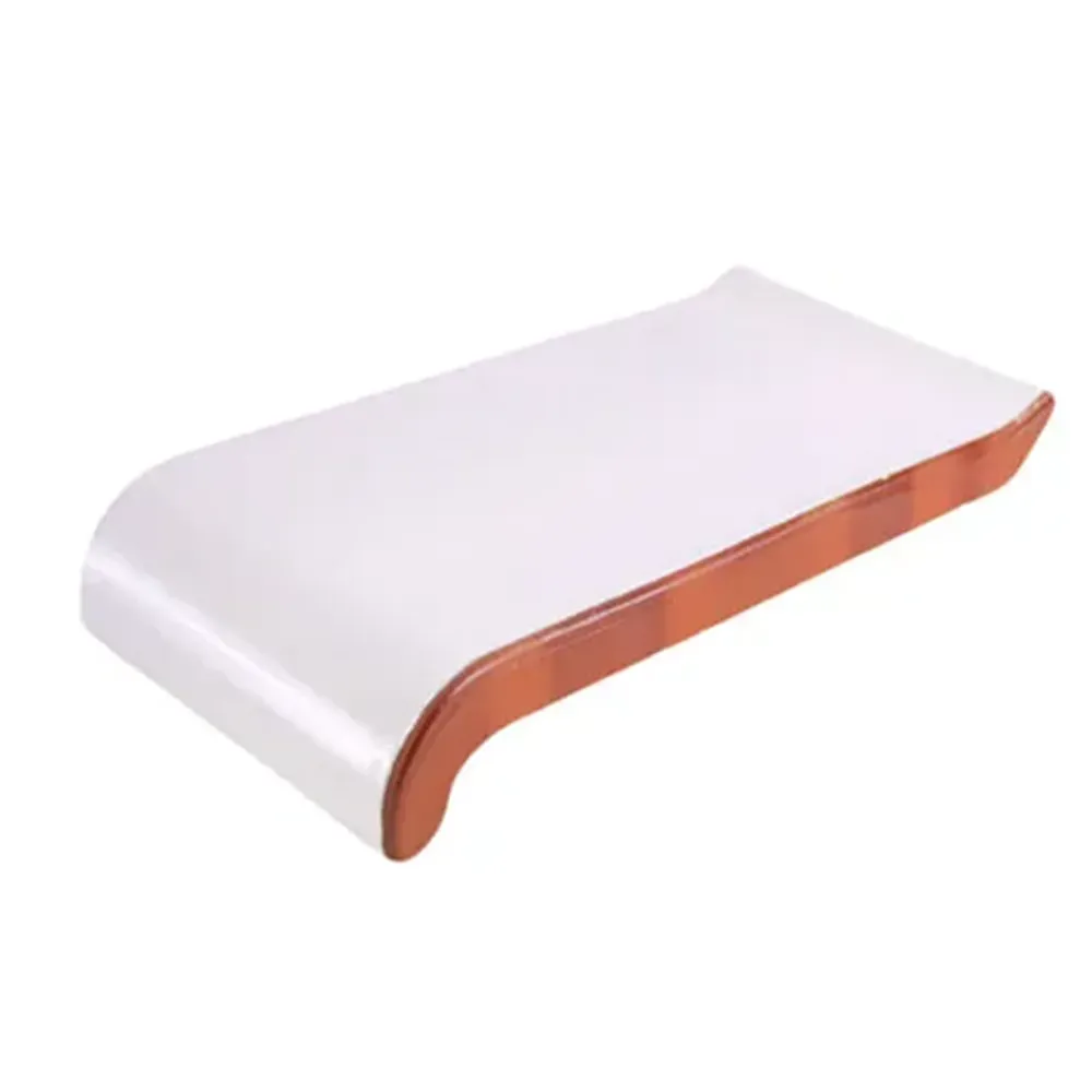 Ceramiczny parapet w kolorze Biały (160 × 105 mm) z błyszczącą, szkliwioną powierzchnią do zastosowania na zewnątrz.