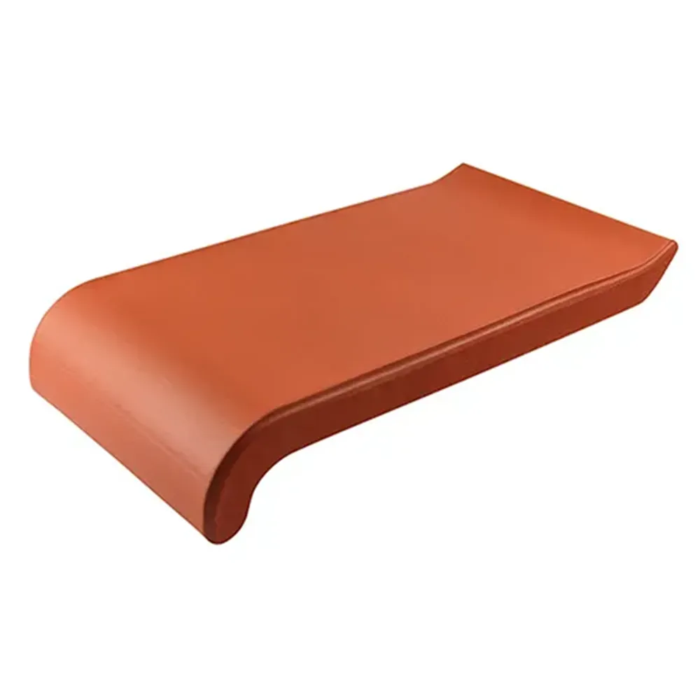 Ceramiczny parapet w kolorze Ceglastym (160 × 105 mm) z błyszczącą, szkliwioną powierzchnią do zastosowania na zewnątrz.
