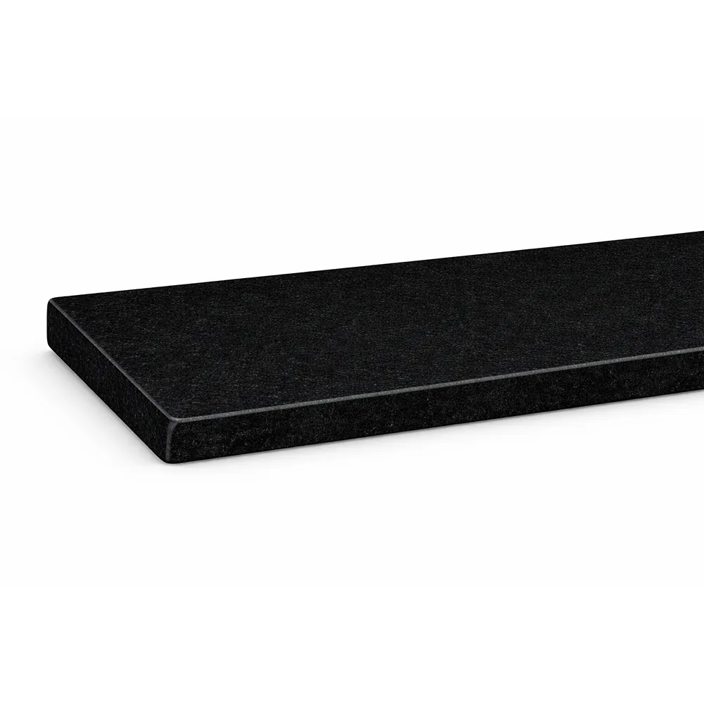 Granitowy parapet &bdquo;Nero Abssoluto Poler&rdquo; (100 &times; 150 mm) do zastosowania zewnętrznego z polerowaną powierzchnią.