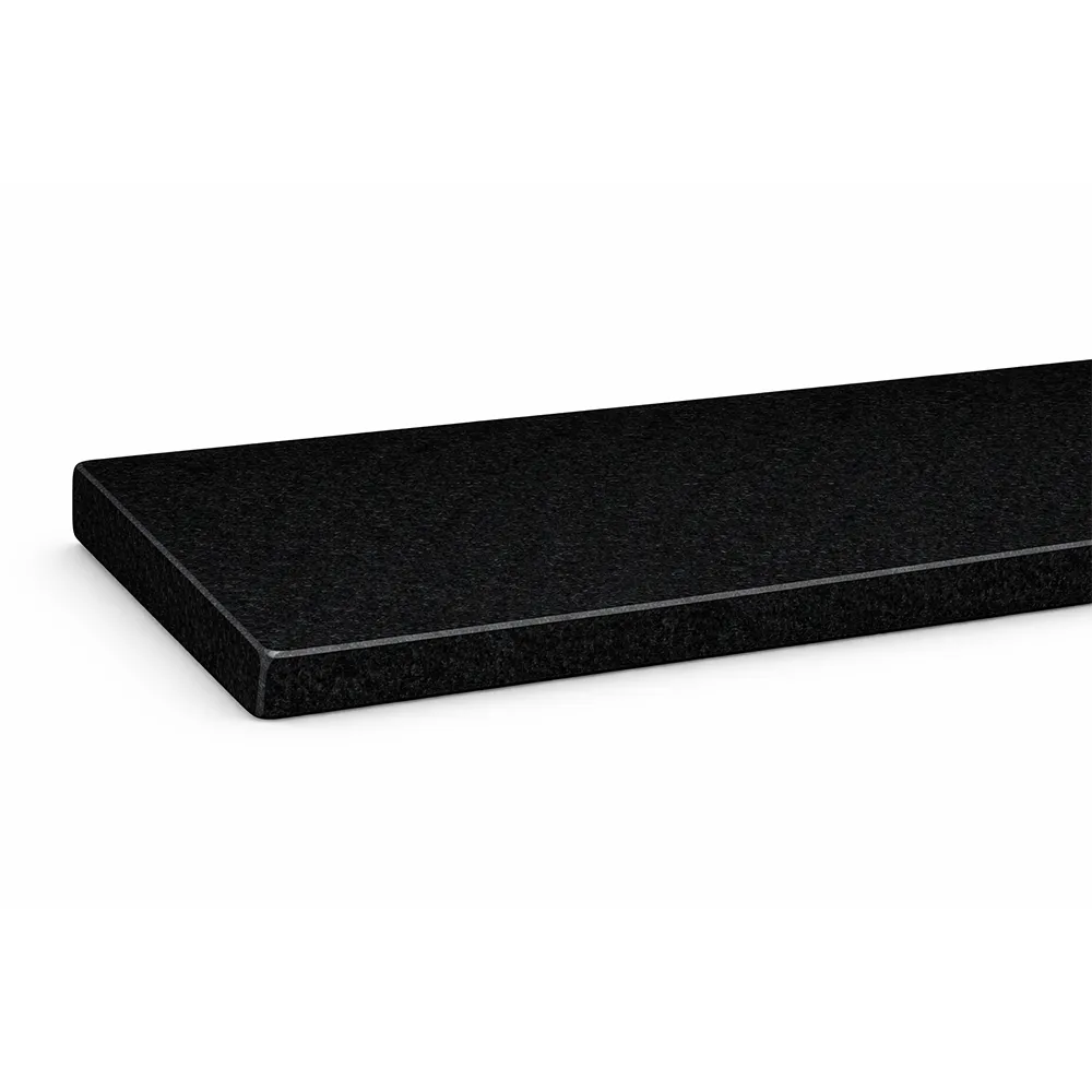 Granitowy parapet &bdquo;Nero Abssoluto płomień i szczotka&rdquo; (100 &times; 150 mm) do zastosowania zewnętrznego z polerowaną powierzchnią.
