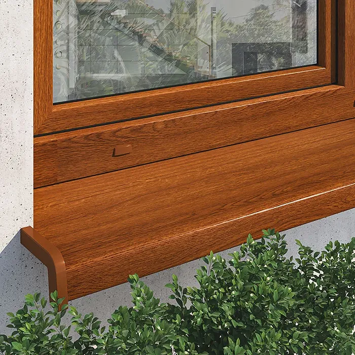 Laminowany stalowy parapet zewnętrzny w jasnym dekorze drewnopodobnym zamontowany pod oknem na otynkowanej elewacji.