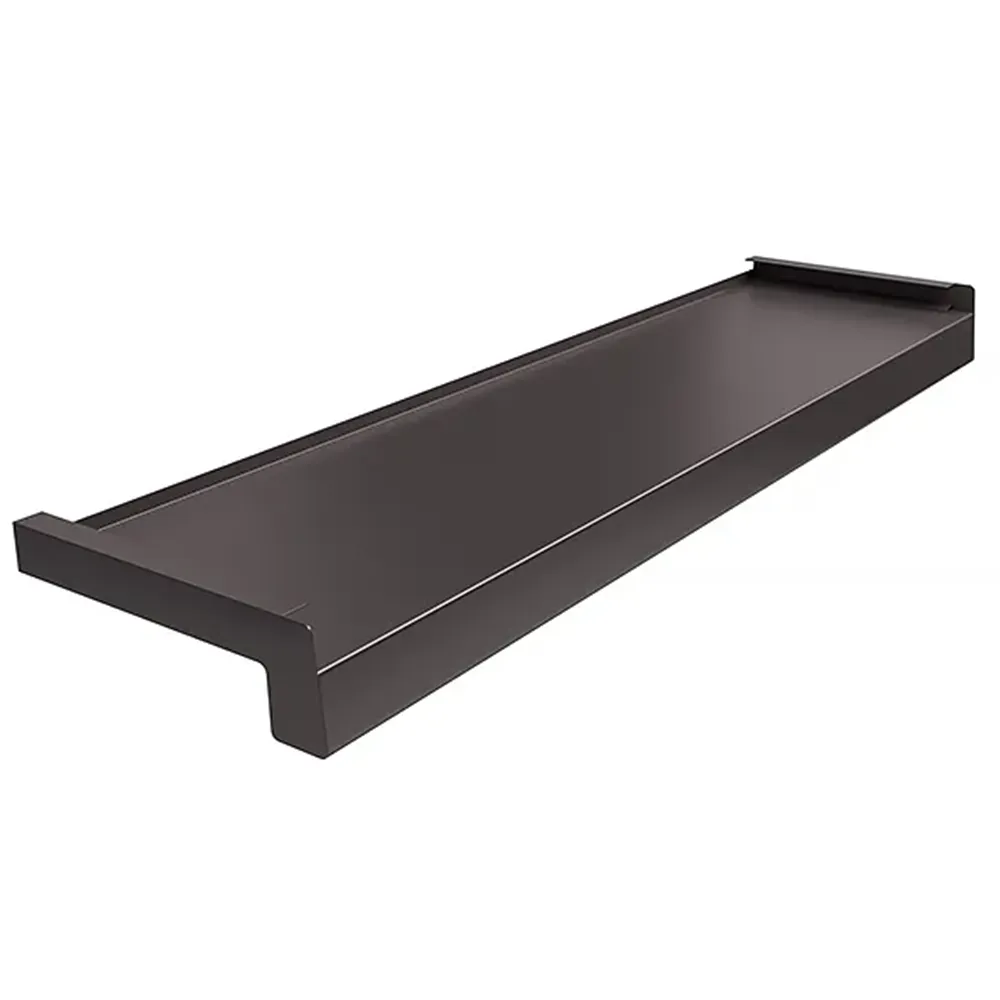 Stalowy parapet zewnętrzny w kolorze Brąz RAL 8019 z bocznymi zaślepkami.